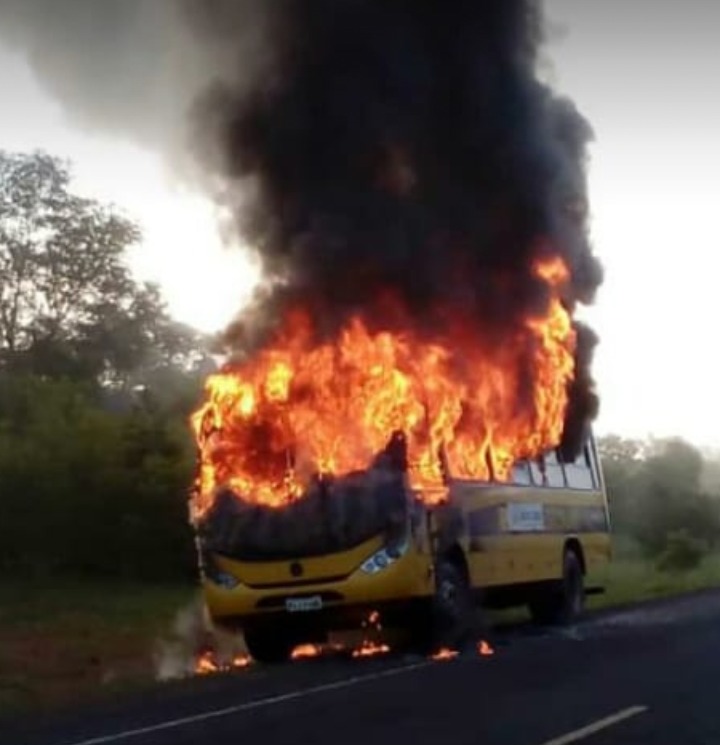 Alto Longá: Ônibus escolar pega fogo e 40 estudantes se salvam